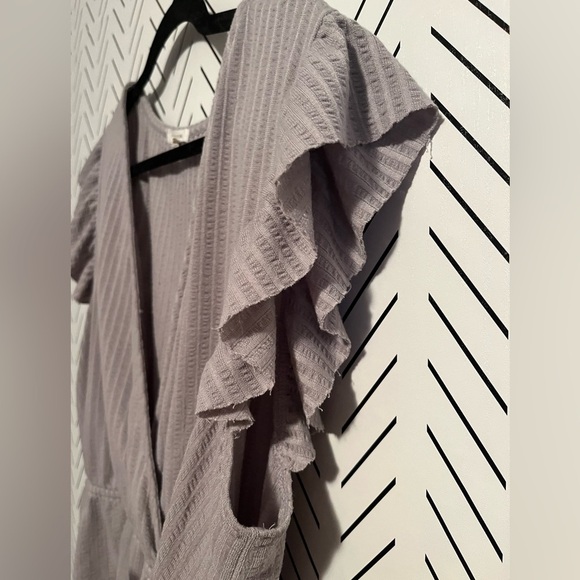 Maurices Gray Peplum Flutter Sleeve Top - Picture 4 of 9